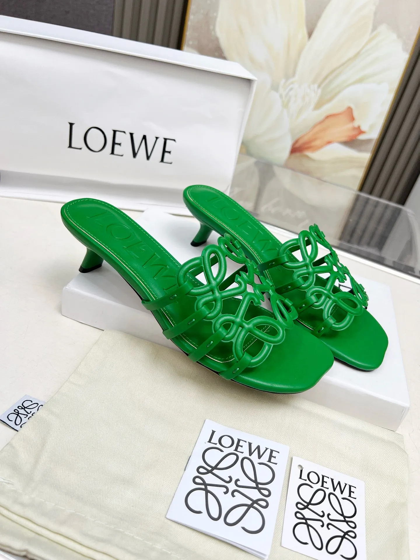 👟👟Ex-factory price 500👟👟 LOEWE 2025 SS summer limited edition hollow slippers, it is a very comprehensive noble fashion brand, highly recommended to all little fairies.   1⃣️Material: Imported cowhide 2⃣️Inner lining: Imported Italian lambskin, super soft and delicate 3⃣️Outsole: Imported Italian original original color genuine leather outsole Heel height 4.5 4⃣️Code number: 35 to 39 (40.41.42.43. Customized)